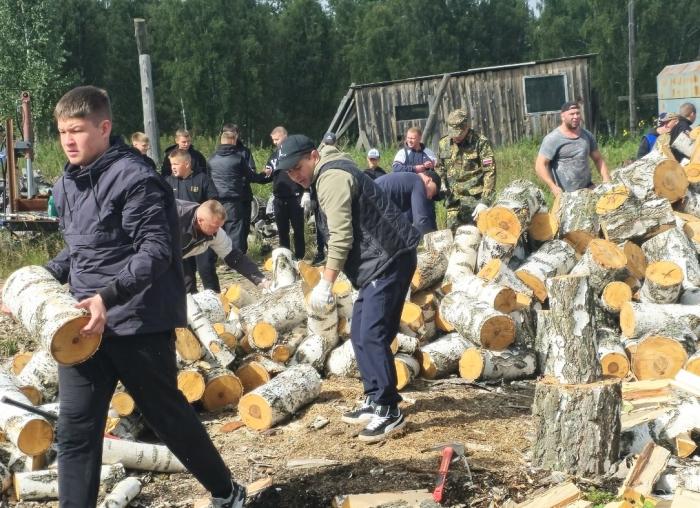 Дрова, солдатская каша и спорт: как в Каменском районе прошёл день добрых дел | В уральском селе прошла акция по заготовке дров для семей участников СВО