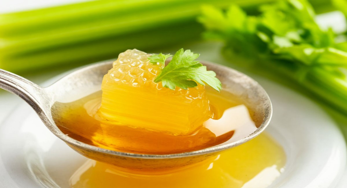 Если вам 45-70 лет: 1 чайная ложка каждый день поможет сохранить ясность ума и еще 4 рекомендации академика Микулина