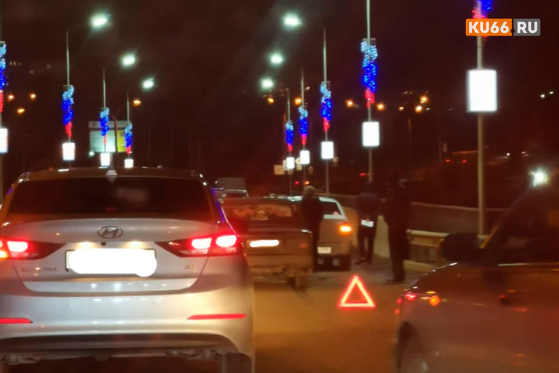 Одни едут по правилам, другие гонят под сотню. Вечером в Каменске-Уральском на Байновском мосту — две аварии