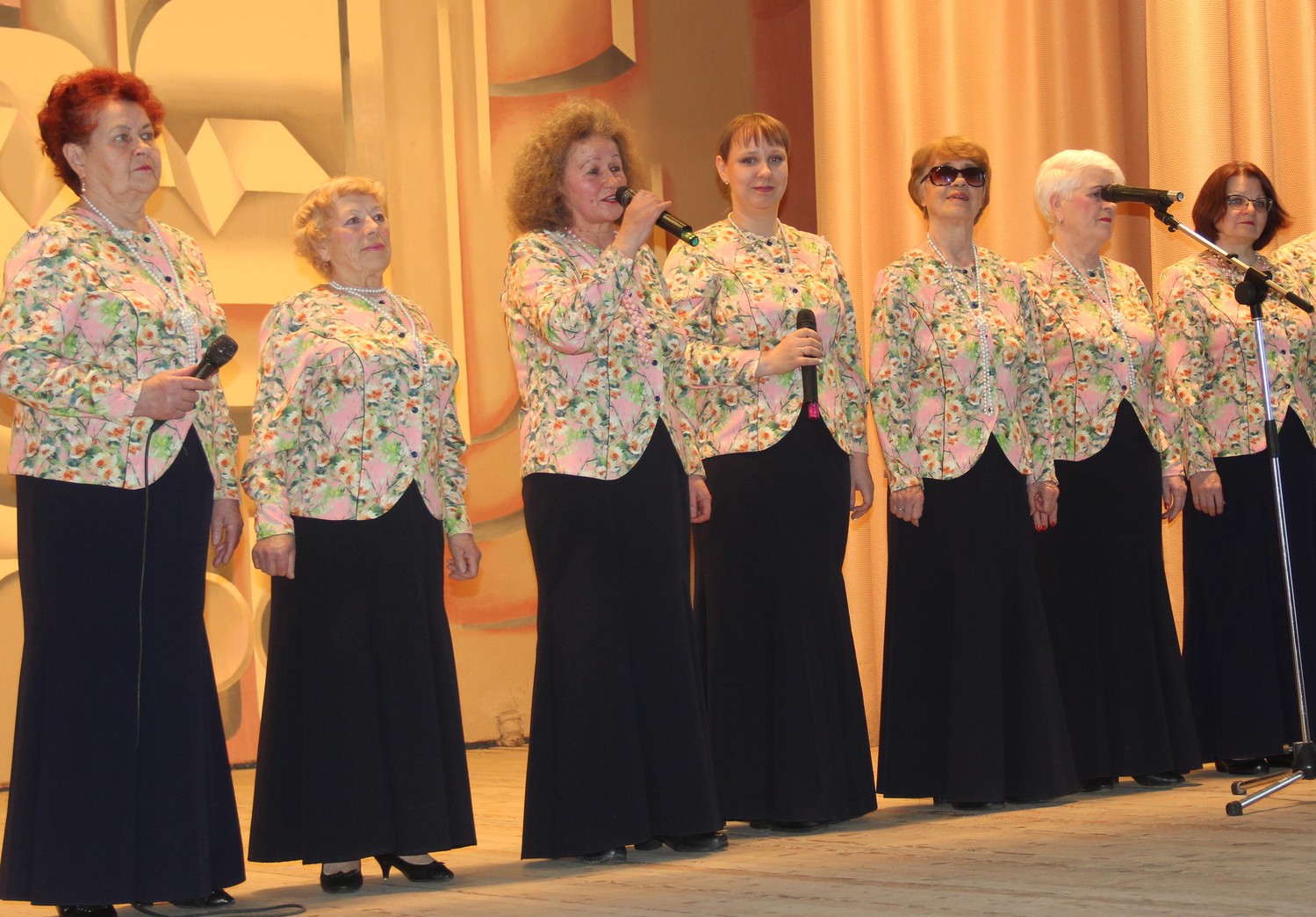 Под знаком 80-летия: на УАЗе в Каменске-Уральском собрали ветеранов, чтобы рассказать о невероятном объеме выпуска продукции