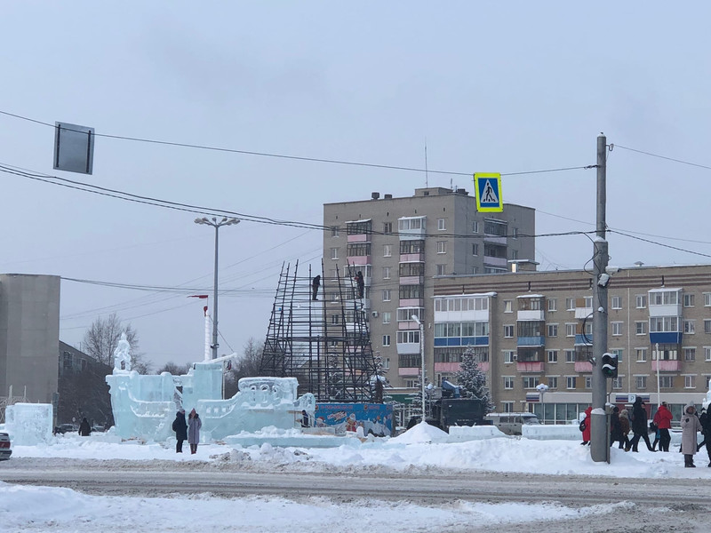 Праздник — все. Центральный ледовый городок на площади Ленинского комсомола в Каменске-Уральском разбирают. От елки остался лишь каркас...
