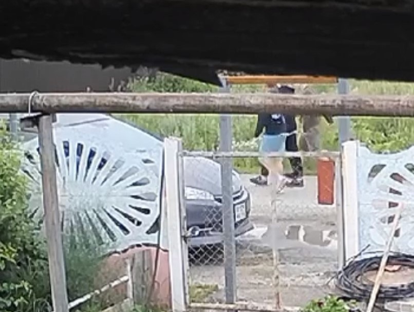 Подросток в Каменске-Уральском выстрелил из травматического оружия в автомобиль  | В Каменске-Уральском подросток выстрелил в автомобиль