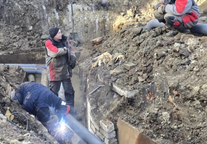 В Каменске-Уральском возле СКЦ демонтируют старые теплотрассы | В районе СКЦ Каменска-Уральского проводят замену теплотрассы