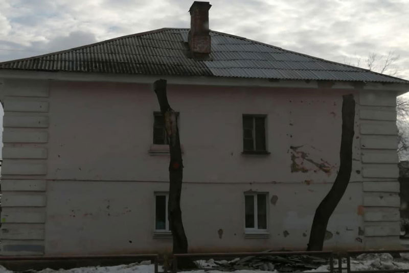 Депутат Заксо Вегнер в Каменске-Уральском увидел дом с наполовину обновленной крышей, а министр ЖКХ Смирнов потребовал извинений