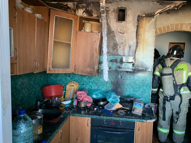 Вечером в Каменске-Уральском в пятиэтажке случился пожар. Жильцы потушили огонь самостоятельно до пожарных