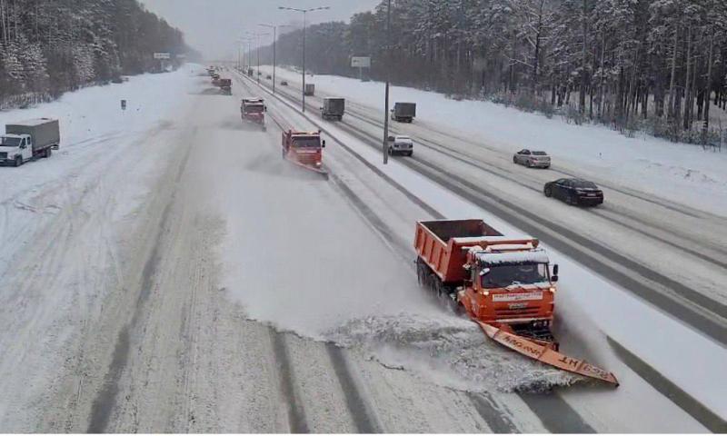 200 километров перекрыли не зря: уральские власти показали, как борются со снегопадом | Уральские власти показали, ради чего перекрыли почти 200 километров трассы 