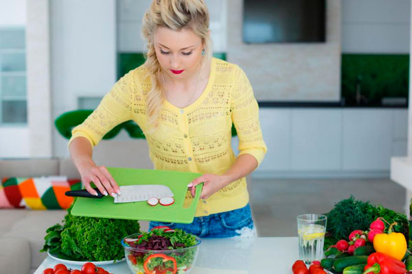 Специалист подсказал, чем заменить растительное масло в салатах