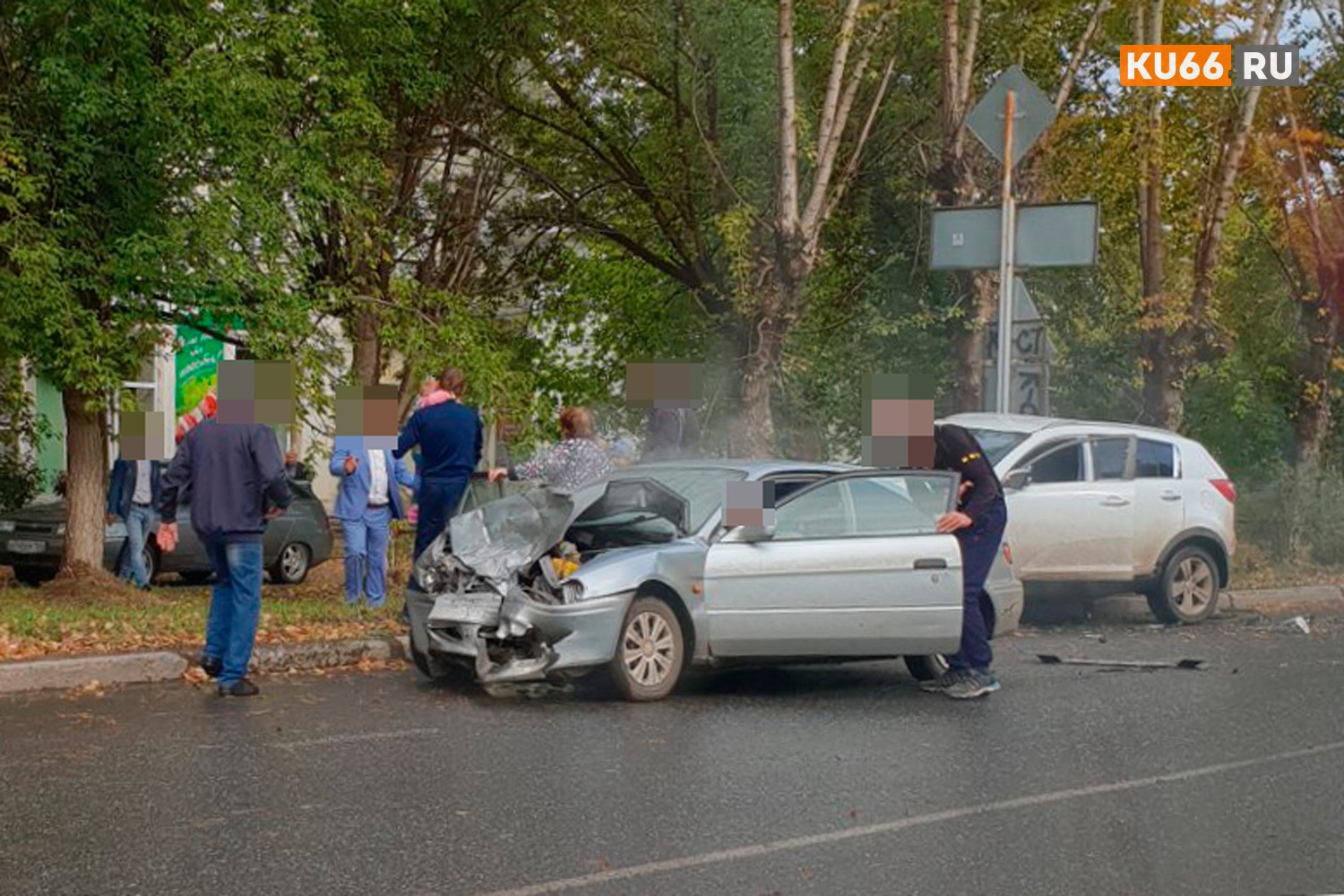 Toyota Cynos столкнулась лоб-в-лоб с Kia Sportage на ул. Лермонтова в Каменске-Уральском. На место прибыли спасатели и медики