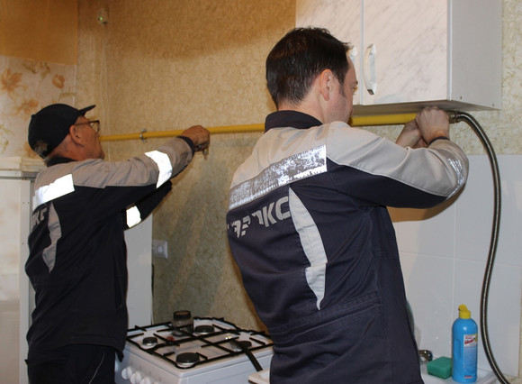 Газовики обеспечили голубым топливом жильцов новостройки для переселенцев из ветхого жилья в поселке Мартюш под Каменском-Уральским