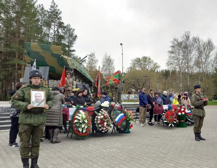 В Каменске-Уральском простились с двумя бойцами, погибшими на СВО | На Урале простились с двумя бойцами, погибшими на СВО
