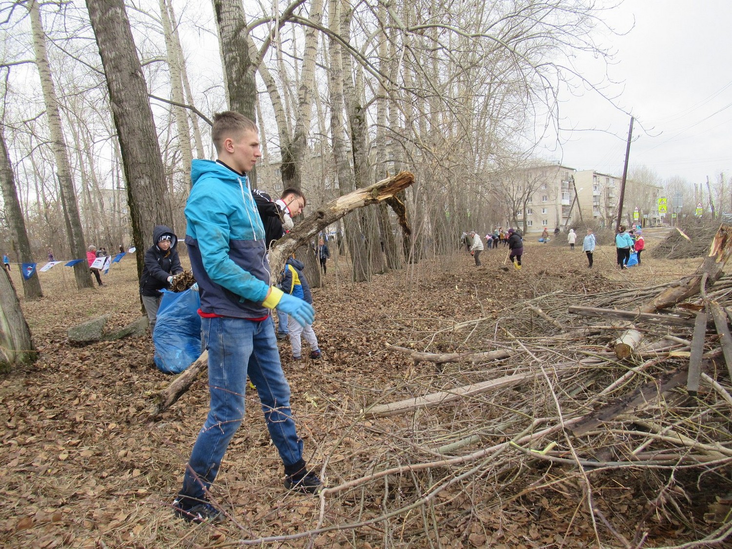 Работники УК «ДЕЗ» готовятся засучить рукава на весенних субботниках в Каменске-Уральском и считают, сколько инвентаря покупать для жильцов