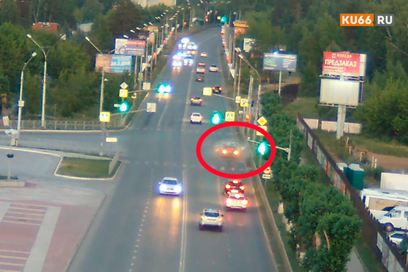 Нелепое ДТП на перекрестке в Каменске-Уральском, заглохшего Renault Logan протаранил Nissan Teana. Есть пострадавшие