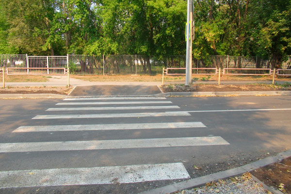 Пешеходник у одной из школ в Каменске-Уральском в преддверии нового учебного года стал безопаснее — здесь установили «лежачих полицейских»