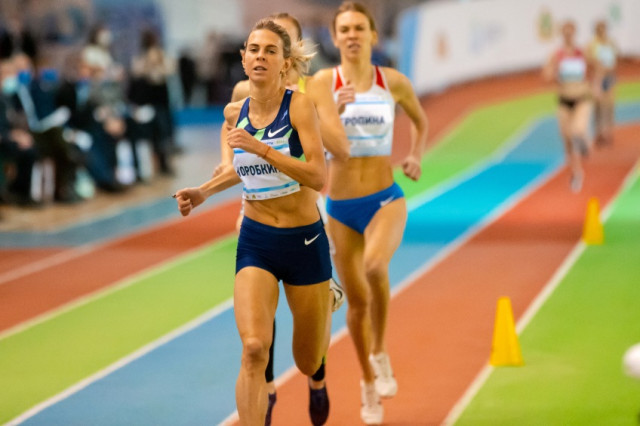 Спортсменка из Каменска-Уральского в забеге на 2000 м «Рождественские старты» в Екатеринбурге стала второй, уступив «коллеге» из Липецка