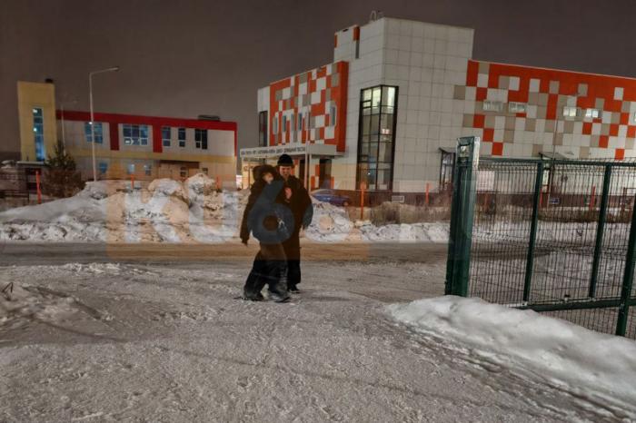 Шла и плакала: группу подростков с пьяной подругой заметили в Каменске-Уральском  | В Каменске-Уральском заметили группу подростков с пьяной девушкой 