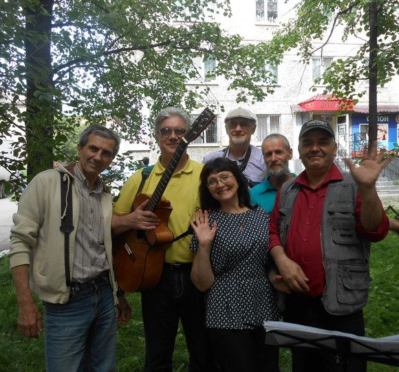 Барды из Каменска-Уральского поздравили жителе Артемовского с Днем города — приехали, чтобы поделиться с ними своим творчеством