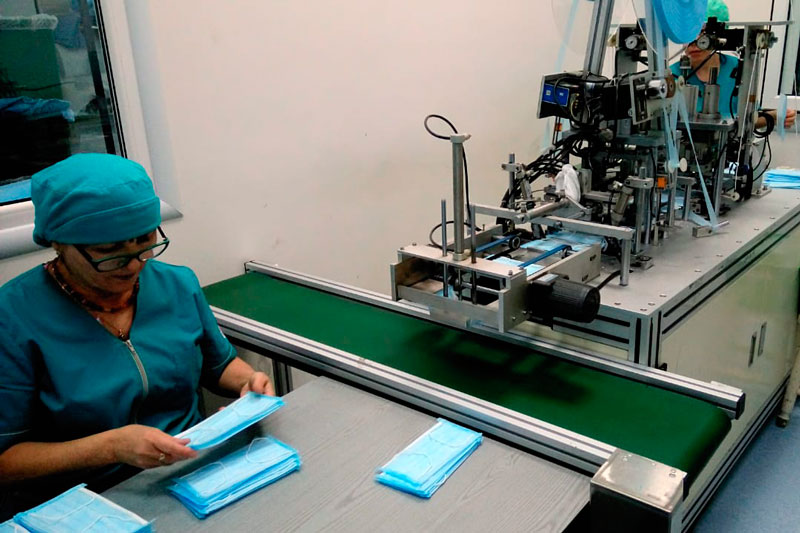 Штампуют, как пирожки. Предприятие Каменска-Уральского в разгар эпидемии коронавируса шьет по 30 тыс. одноразовых масок в сутки