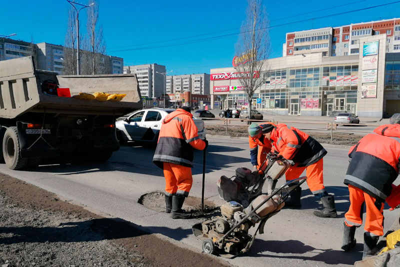Латание дыр на дорогах Каменска-Уральского — официально это ямочные ремонты холодным асфальтобетоном — в выходные продолжается