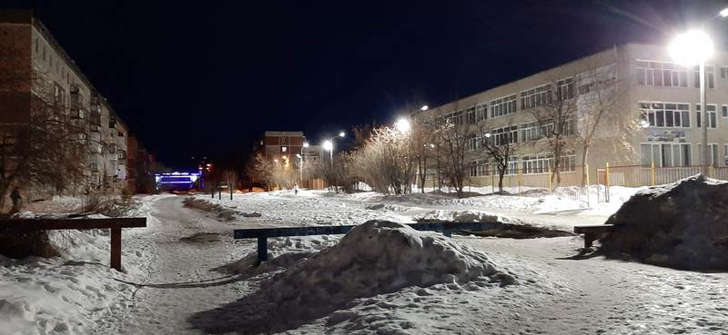 Ходить по бульвару Комсомольскому вдоль школы стало безопаснее — здесь установили светодиодные светильники. Говорят, их уже включили