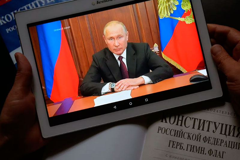 Песков объяснил ситуацию с часами Путина во время обращения