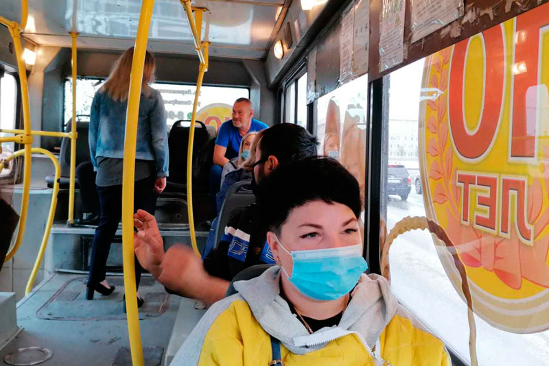 В автобусах Каменска-Уральского водители начали продавать медицинские маски — говорят, пассажиры довольны и могут избежать штрафов