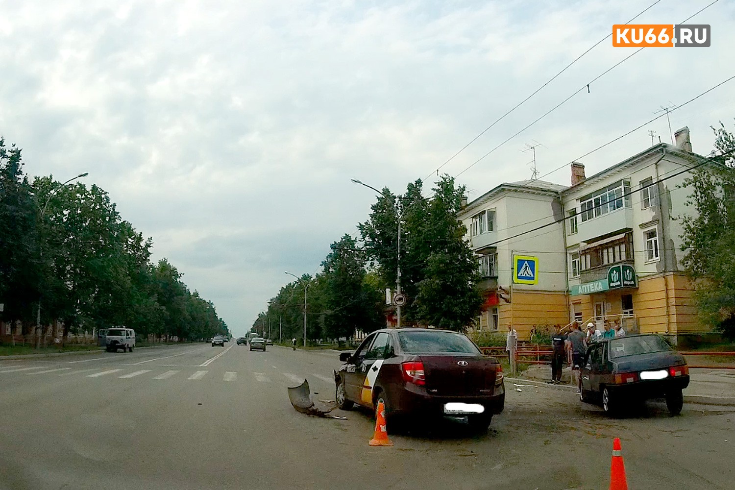 Поспешишь - людей насмешишь. Машина «Яндекс.Такси» протаранила Ладу на перекрестке Алюминиевой и Уральской в Каменске-Уральском