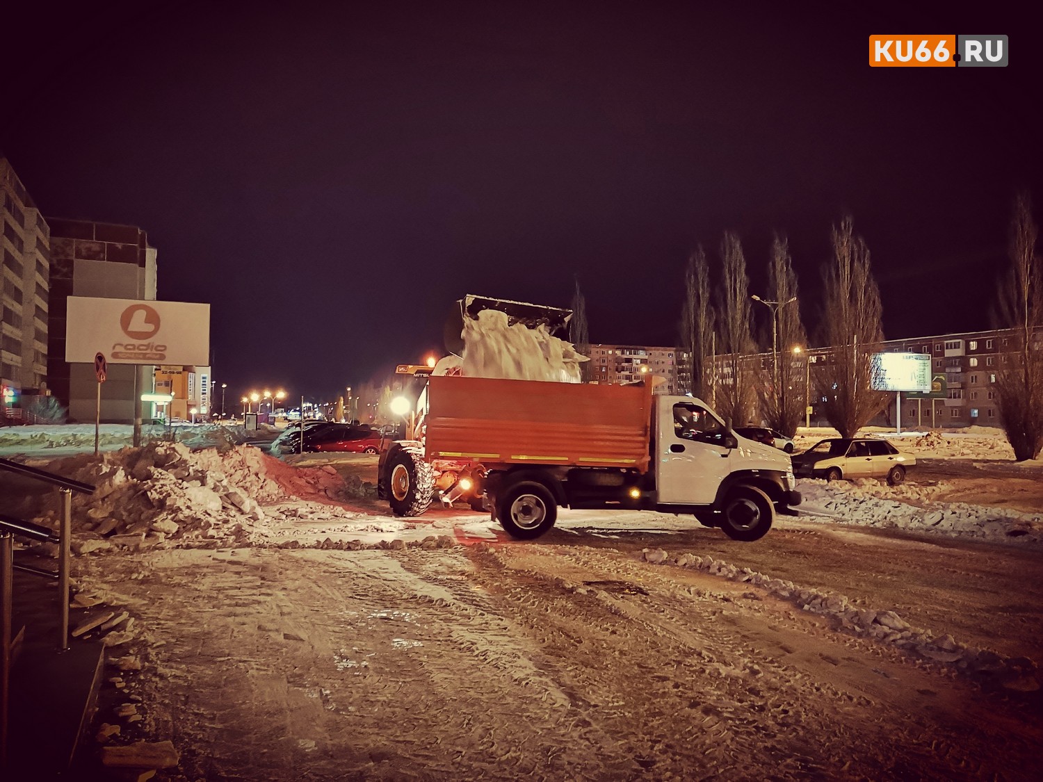 Снегопады прошли, а уборка сугробов продолжается: коммунальщики жалуются на каменцев, не убирающих машины из дворов, несмотря на просьбы