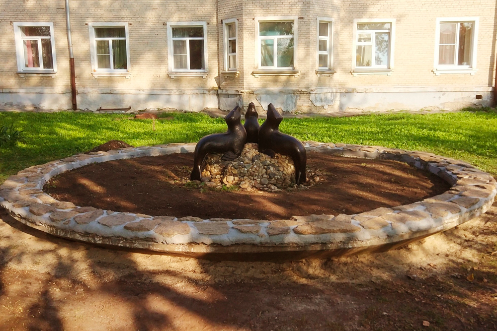 Группа единомышленников без копейки бюджетных средств реставрировала скульптуру «Тюлени» в Каменске-Уральском — благо, помощники нашлись!