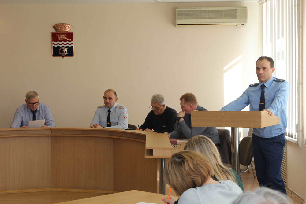 В мэрии Каменска обсуждали коррупцию. Судя по отчетам, все в норме: за год несколько «уголовок» – должностные лица почти нигде не фигурируют