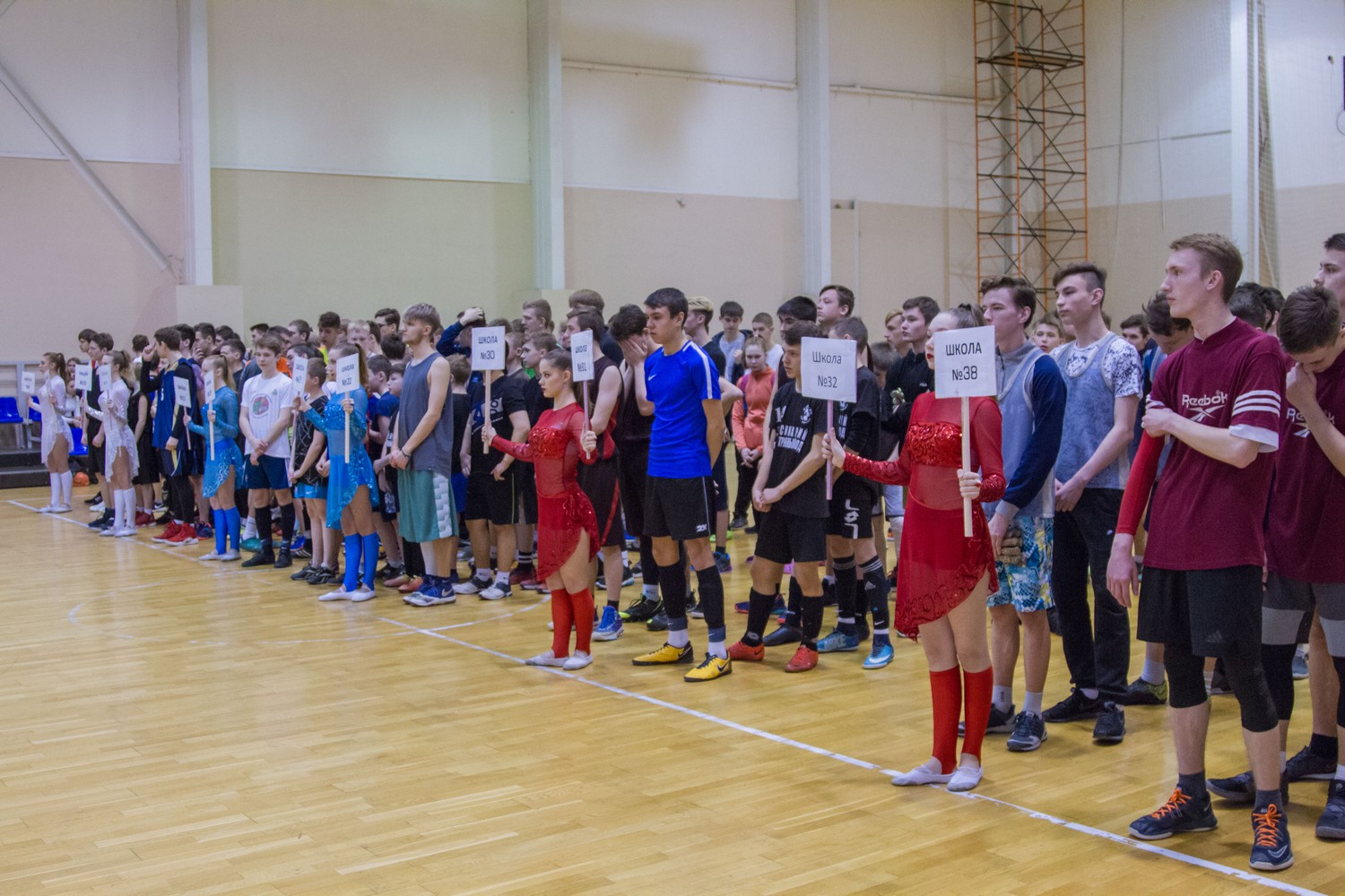 СинТЗ в Каменске-Уральском организовал спартакиаду для школ: участники плавают, прыгают, играют в теннис и пинают, бросают и кидают мяч...