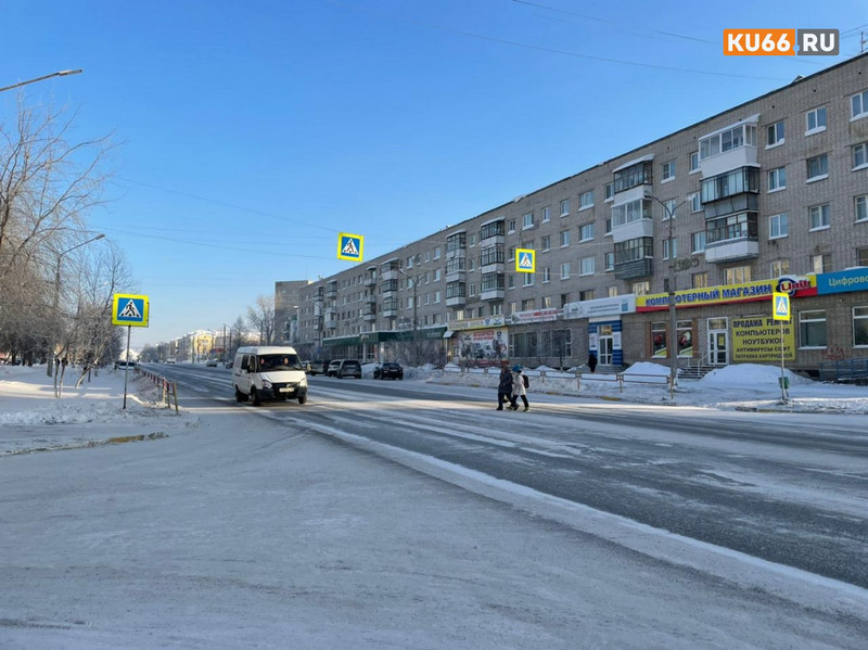 Проблемный пешеходник на Кунавина: в ГИБДД рекомендуют обезопасить его, мэрия бездействует, люди страдают, у водителей Каменска свое мнение