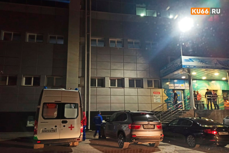 В ночном клубе в Каменске-Уральском произошёл инцидент: на носилках вынесли пострадавшего, затем вышла девушка с перевязанной головой...