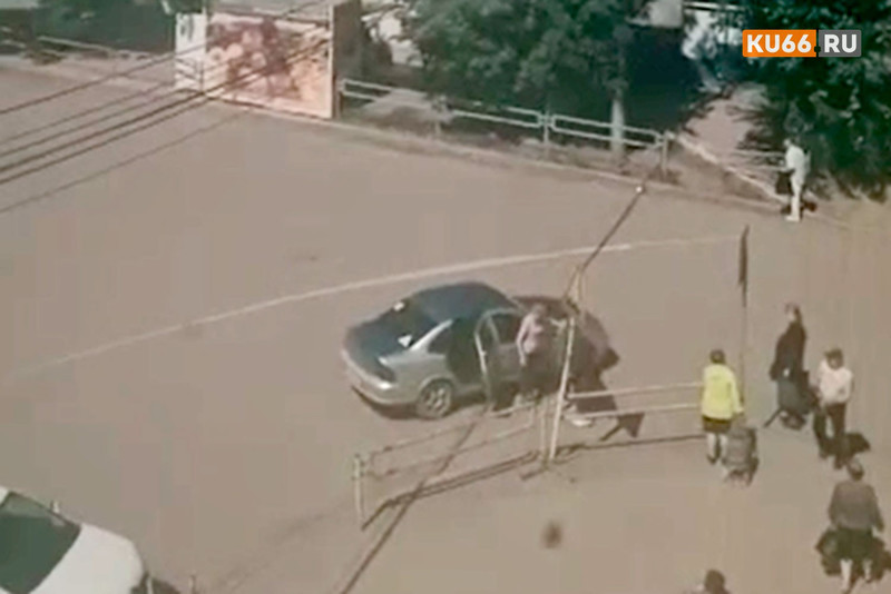 В Каменске-Уральском водитель автомобиля сбил женщину и увез в неизвестном направлении. ВИДЕО