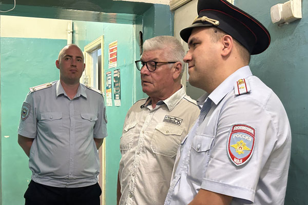 В Каменске-Уральском общественник принял участие в приеме граждан у участкового уполномоченного полиции