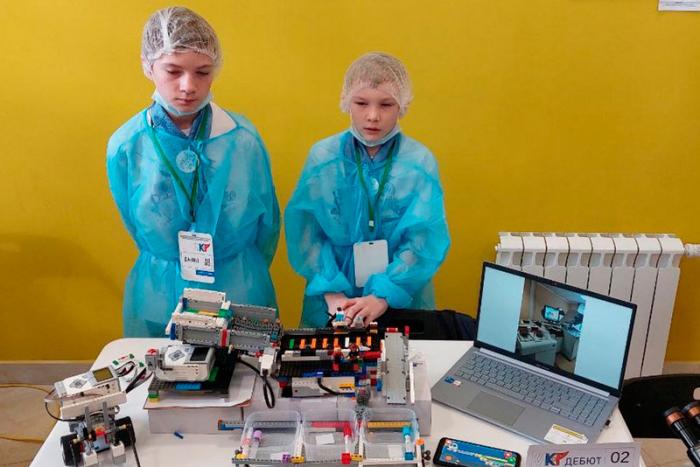 «Мы хотим облегчить труд медицинских работников»: школьники из Каменска-Уральского представили прототип автоматического сортировщика пробирок | Школьники из Каменска-Уральского разработали автоматический сортировщик пробирок