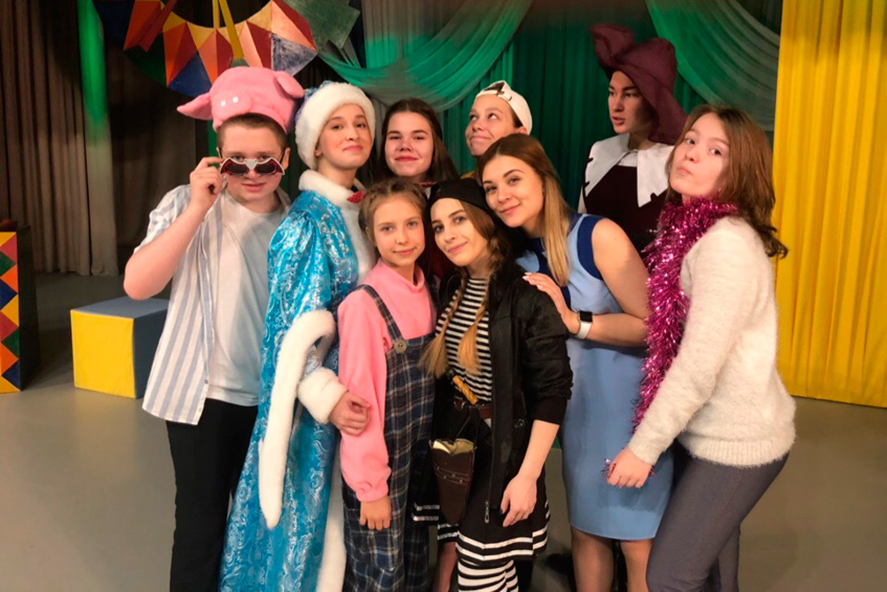 Актер-мужчина из ДК «Юность» Каменска-Уральского по итогам новогодних концертов получил награду за… лучшую женскую роль