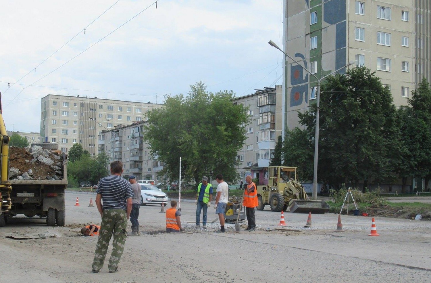 Отрадно! Ливневку меняют на одной из самых оживленных улиц в Каменске-Уральском — монтируют современные коммуникации