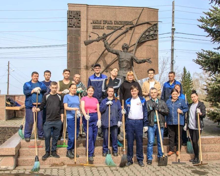 Коллектив КУМЗа привел в порядок монумент «Падающая звезда» | Коллектив уральского завода привел в порядок монумент «Падающая звезда»
