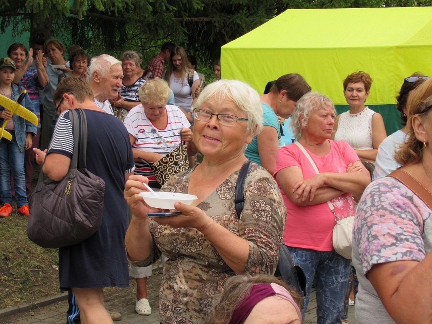 Приехали не ради окрошки: фестиваль у ДК «Современник» в Каменске-Уральском запомнится зрителям не только любимым летним блюдом