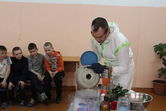 Температура азота, скорость замерзания фруктов и крио-мороженое... Дети из школы-интерната Каменска-Уральского узнали много нового