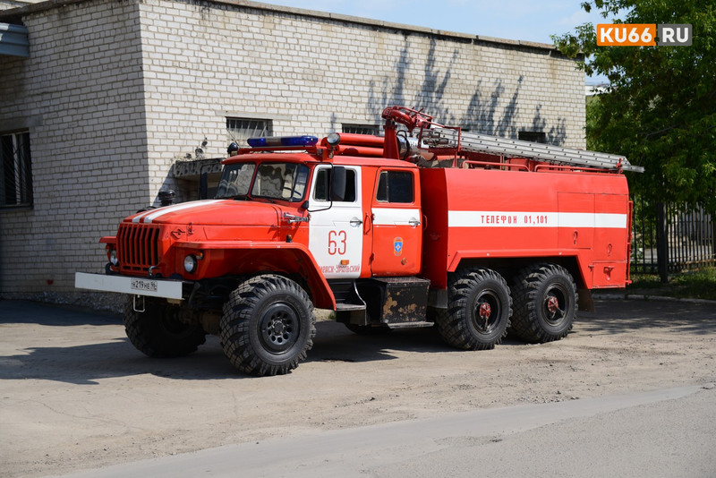 Два пожара в селе Покровское на одной и той же улице: ранним утром вспыхнула «Газель», а к вечеру на 170 квадратах горели гараж, баня и дом