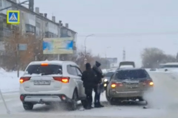 В Каменске-Уральском легковушки не поделили дорогу и столкнулись на перекрестке. ВИДЕО
