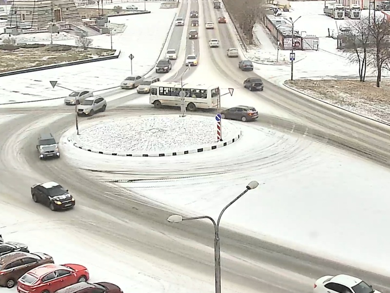 Всё, зима началась! В Каменске-Уральском на дороги вышла спецтехника | В Каменске-Уральском дорожная техника вышла на борьбу с первым снегом