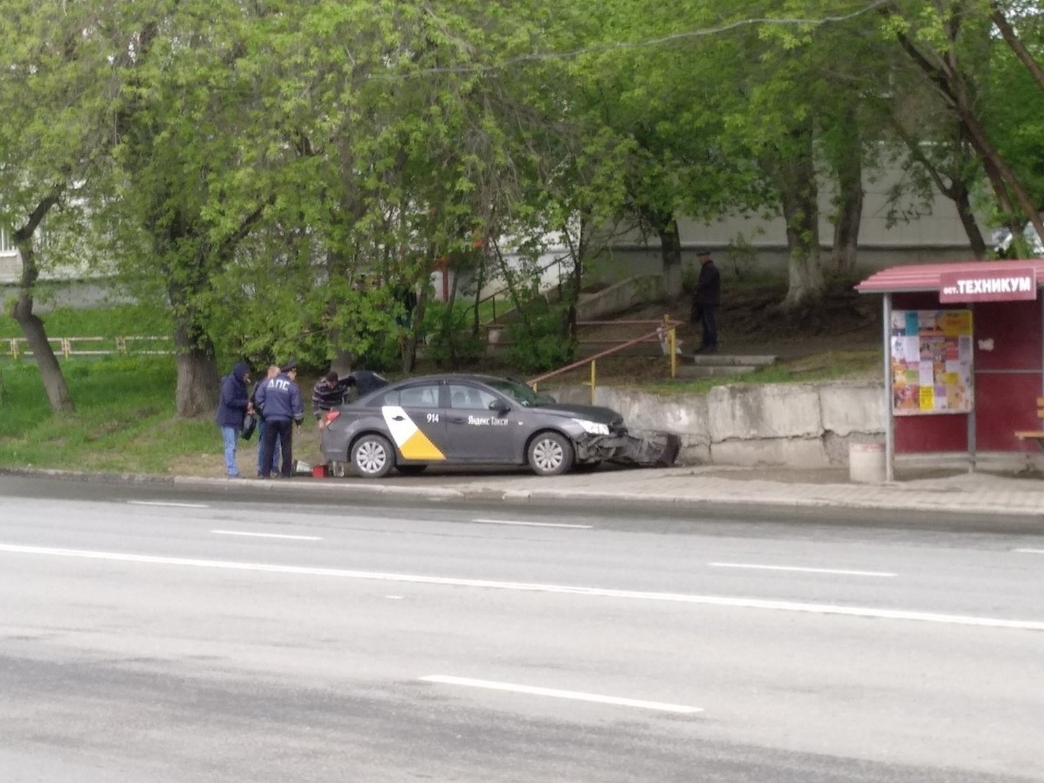 В Каменске-Уральском дорогой внедорожник протаранил «Яндекс.Такси» – от удара автомобиль вылетел с дороги. Пострадала женщина В Каменске-Уральском дорогой внедорожник протаранил «Яндекс.Такси» – от удара автомобиль вылетел с дороги. Пострадала женщина