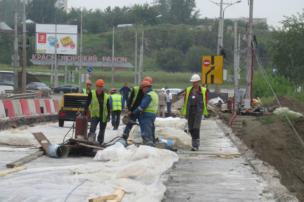 «Где надо, в ход идет кувалда». Вице-мэр Каменска-Уральского Гераскин не вылезает с Байновского моста — утро начинает с совещаний прямо тут