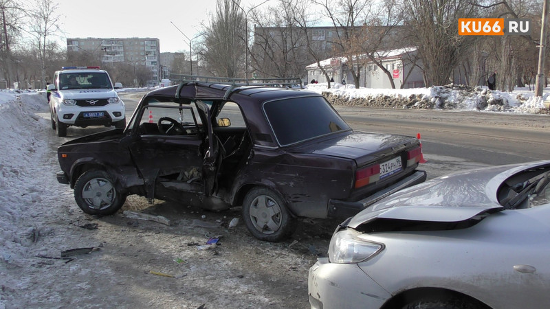 Причины непонятны: ВАЗ и Тойота двигались попутно по улице в Каменске, вдруг что-то произошло. Одного водителя с ДТП увезли на скорой