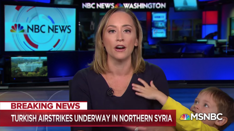 Прямой эфир новостей прервал 4-летний мальчик, решивший обнять свою маму-ведущую