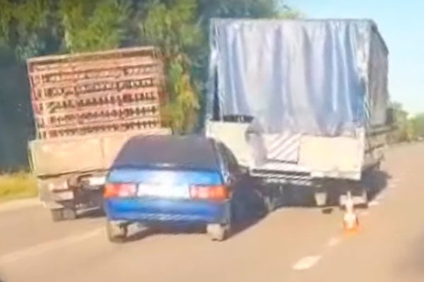 Вечером на въезде в Каменск-Уральский в массовом ДТП сошлись четыре автомобиля, в том числе грузовые