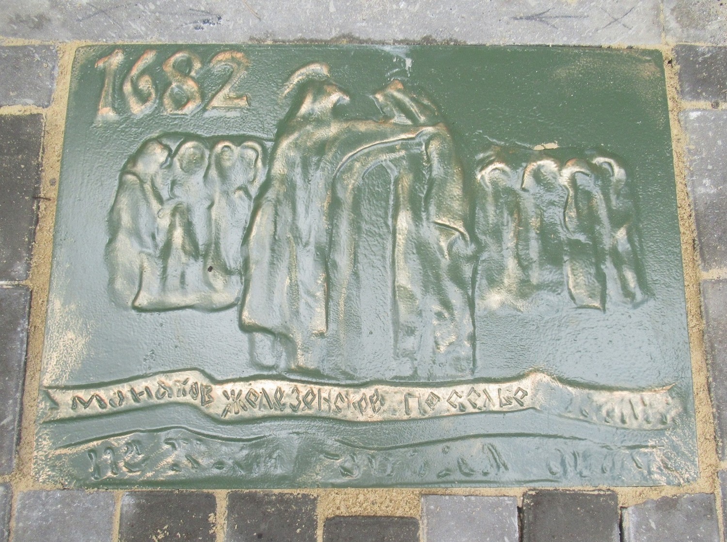 Жителям Каменска-Уральского презентовали барельефы, вмонтированные в тротуарную плитку: повествуют об истории и привлекают внимание