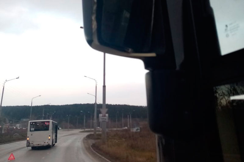 Рейсовые автобусы «Богдан» и «Нефаз» не поделили дорогу в Каменске-Уральском — один снес другому зеркало